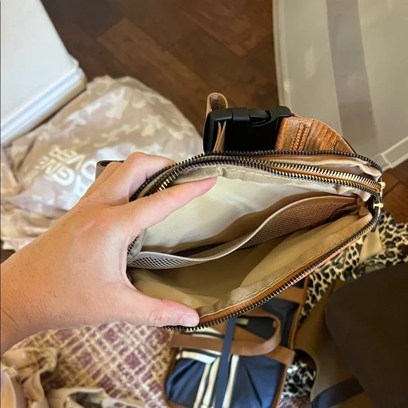 Lululemon Athletica Tan Leather Belt Bag NWT - Picture 2 of 3